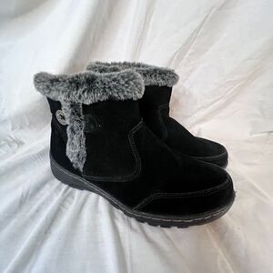 Khombu Womens Lily Faux Fur Trim Water Resistant Black Suede Boot Sz 9 Round Toe